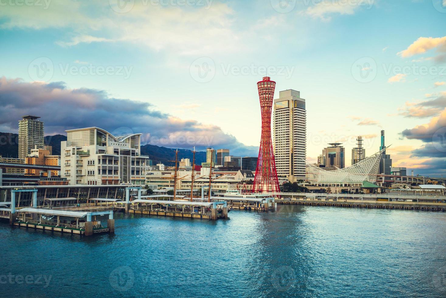 skyline van de haven van kobe in het gebied van osaka, kansai, japan foto