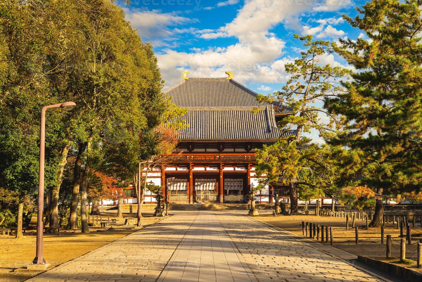 middelste poort van todaiji, oostelijke grote tempel, in nara, japan foto