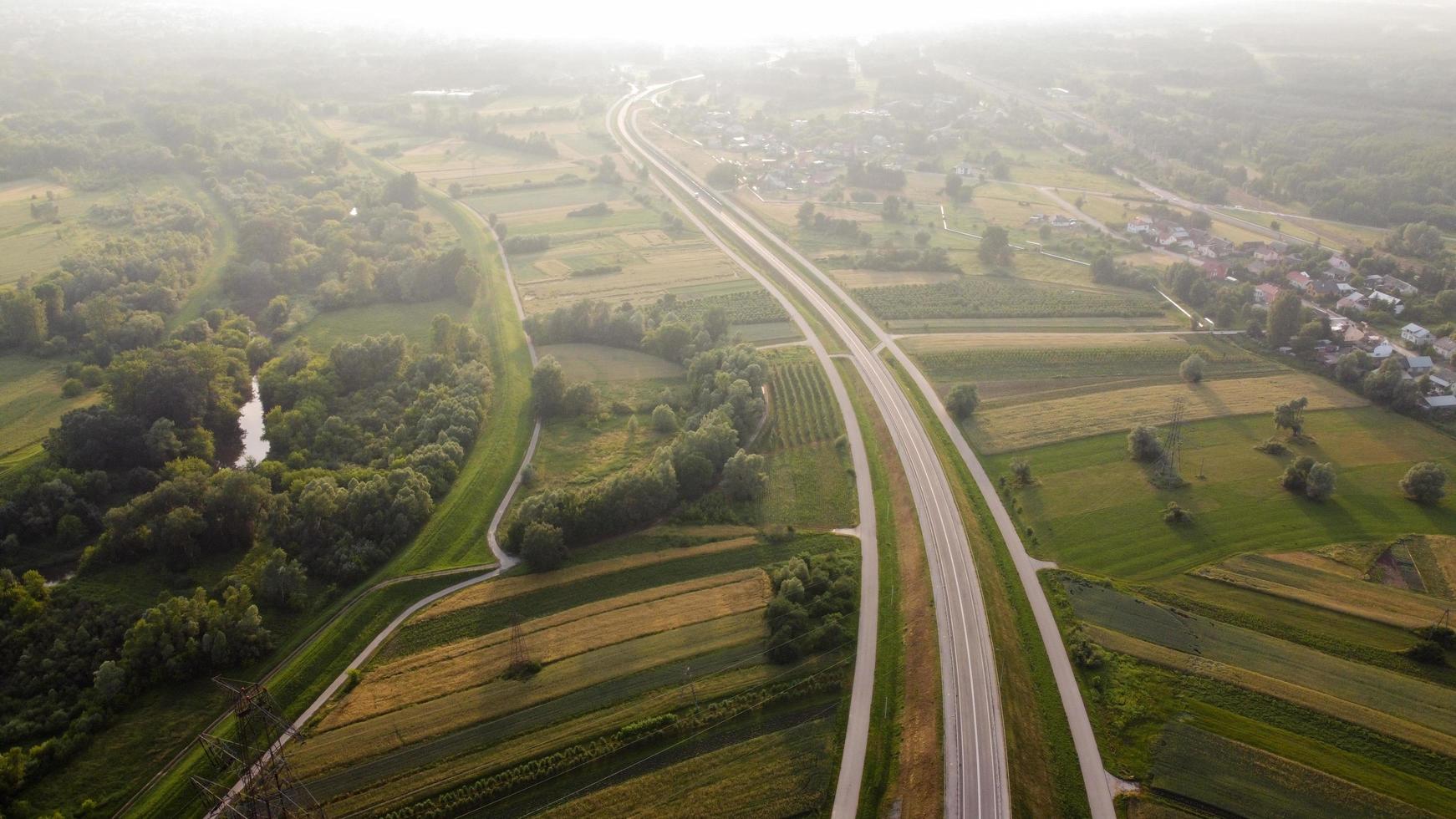 luchtfoto van lokale weg tijdens zomerdag foto