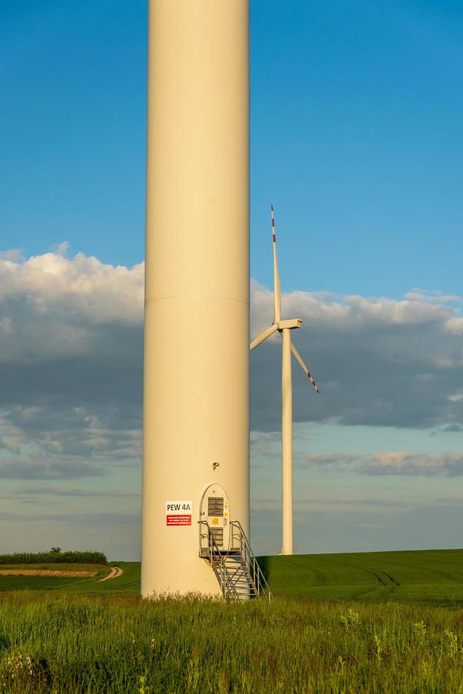 uitzicht op windmolen tijdens zomerdag foto