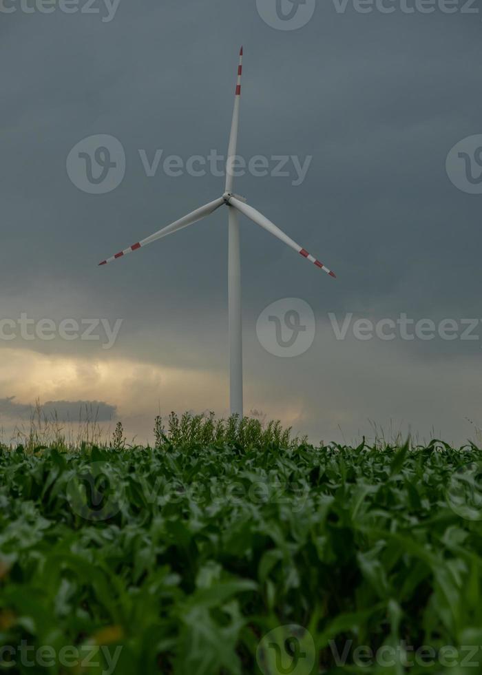 windmolen bij stormachtig weer foto