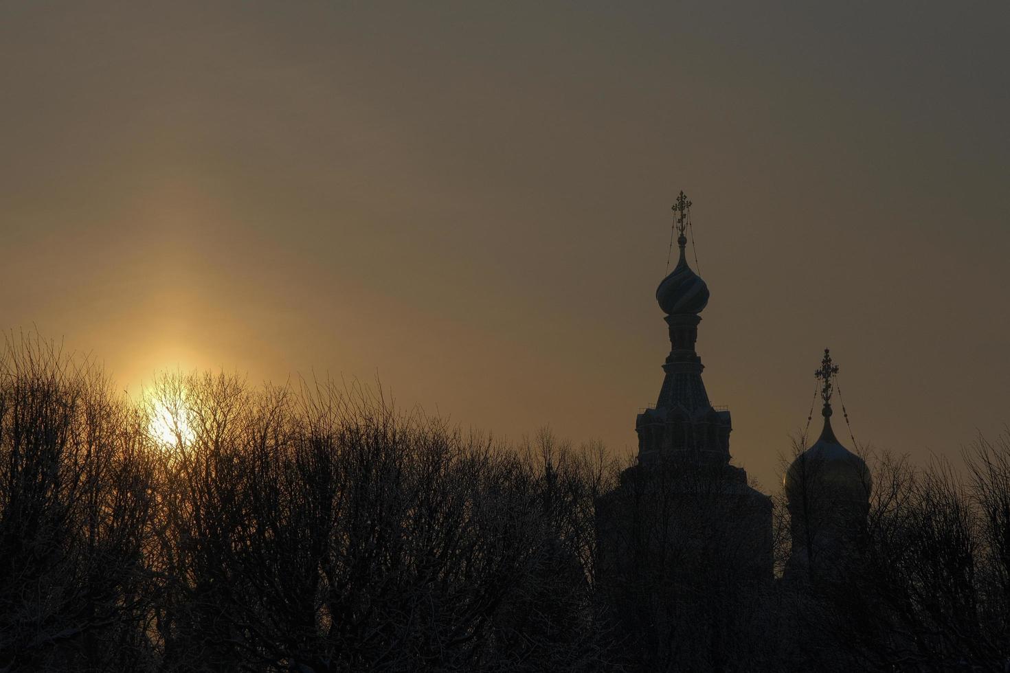 silhouet van de kathedraal van de Verlosser op vergoten bloed, st. petersburg, rusland foto