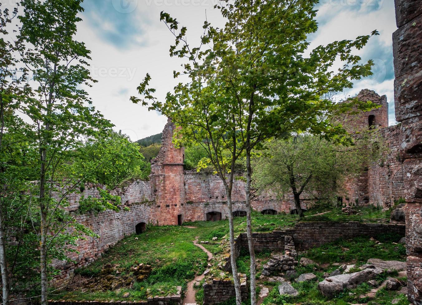 middeleeuws kasteel landsberg in vogezen, elzas. oude ruïnes in de bergen. foto