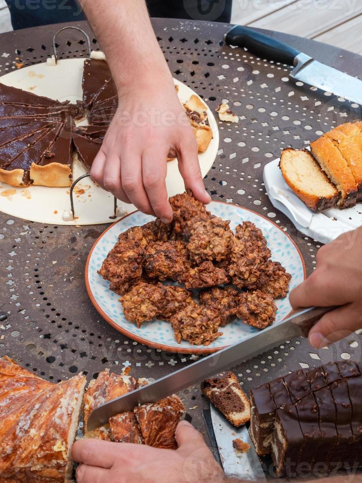 heerlijke zelfgemaakte taarten. taarten met chocolade en bessen. foto