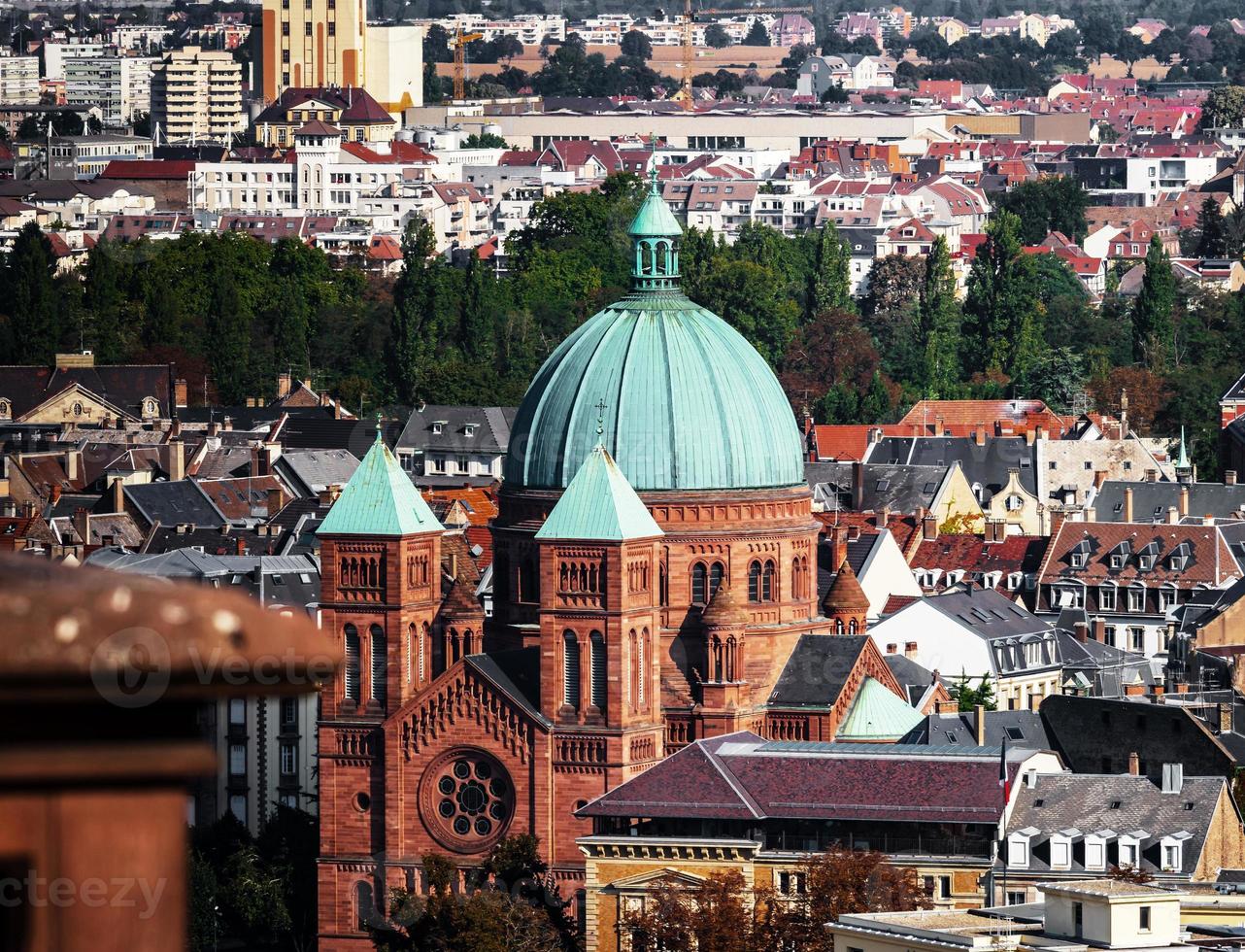 luchtfoto van de stad straatsburg. zonnige dag. rode pannendaken. foto