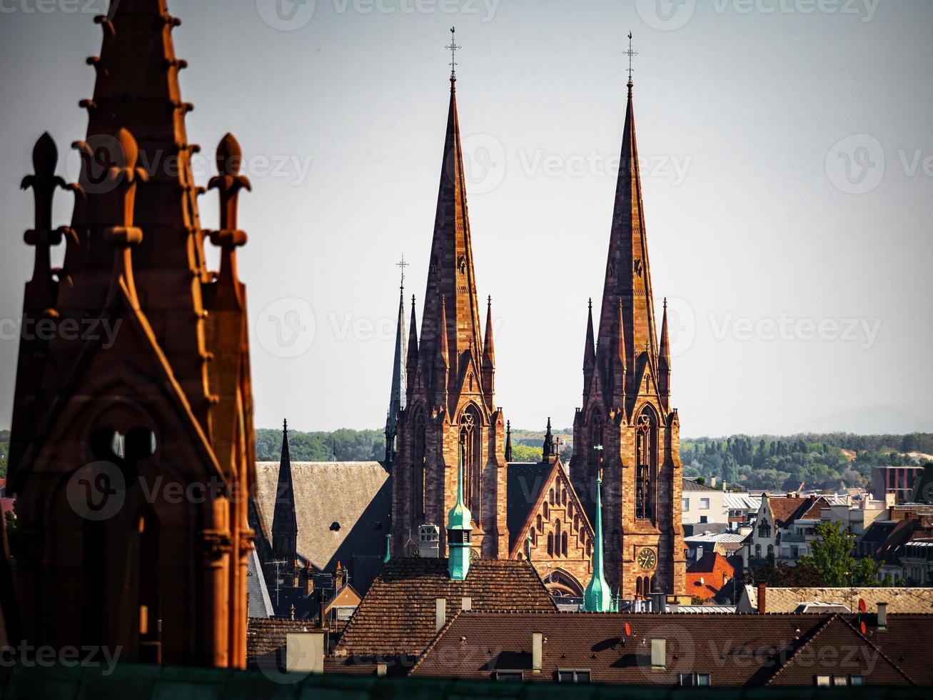 luchtfoto van de stad straatsburg. zonnige dag. rode pannendaken. hervormde kerk sint paulus foto