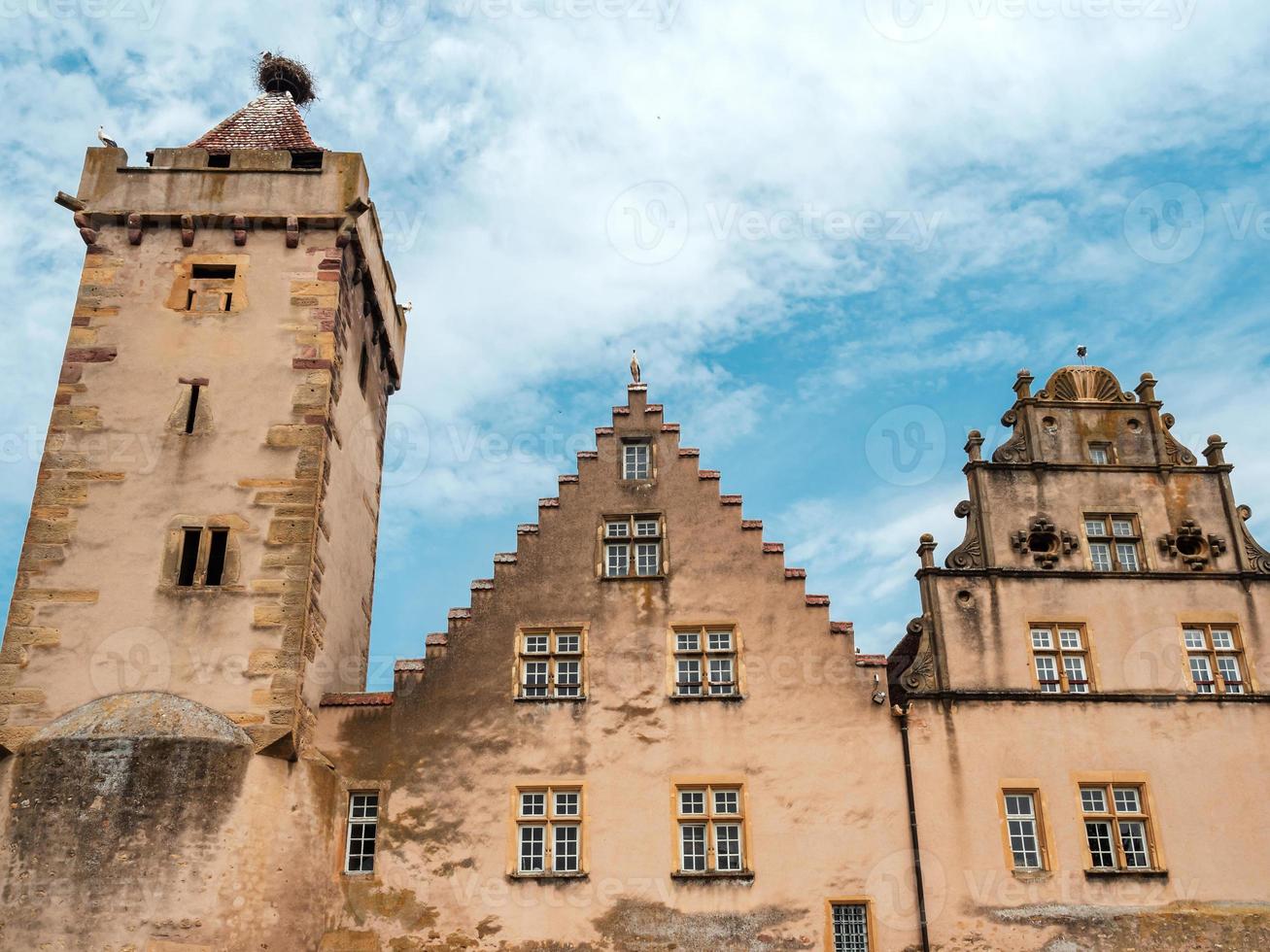 gebouwen in de middeleeuwse stad rouffach in de elzas, frankrijk foto