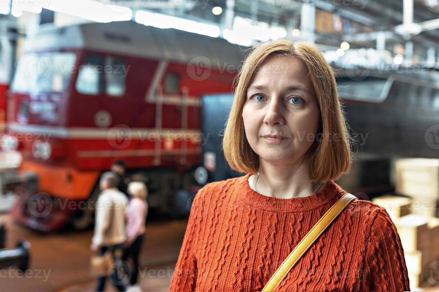 portret van een jonge vrouw op het station. toerisme foto