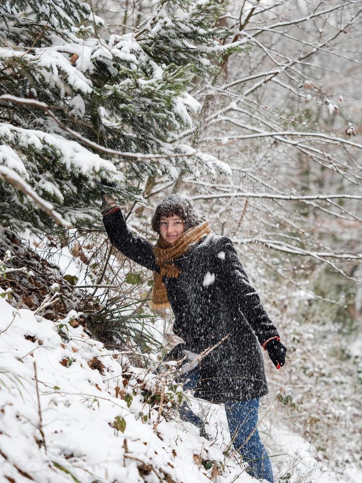 jong meisje in een besneeuwd bos foto