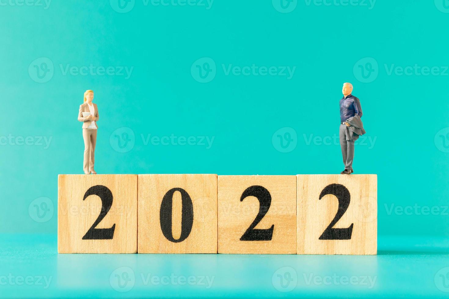 miniatuur mensen zakenmensen staan op houten blok nummer 2022 foto