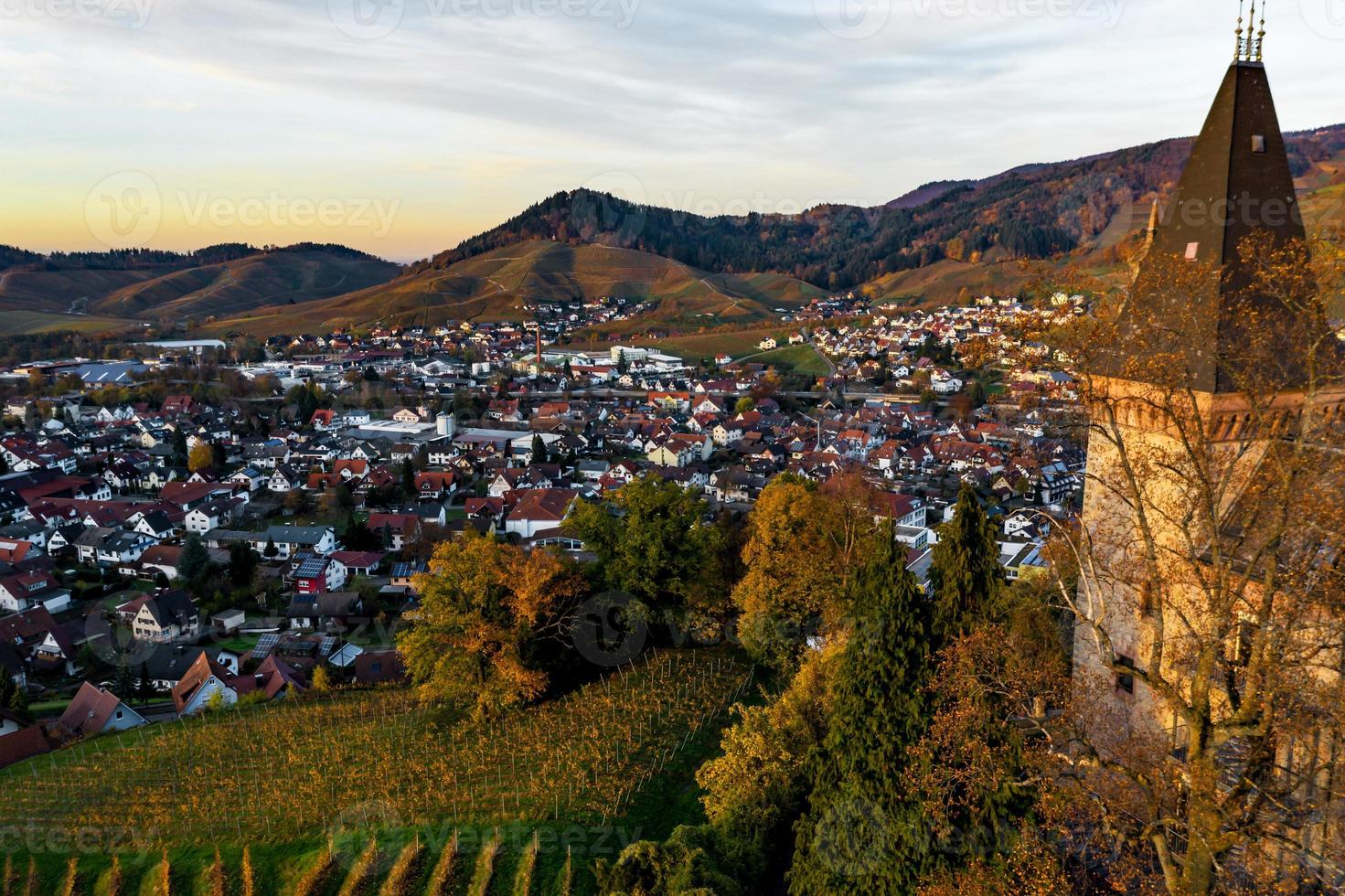 luchtfoto van kappelrodeck in de bergen van het zwarte woud, duitsland foto