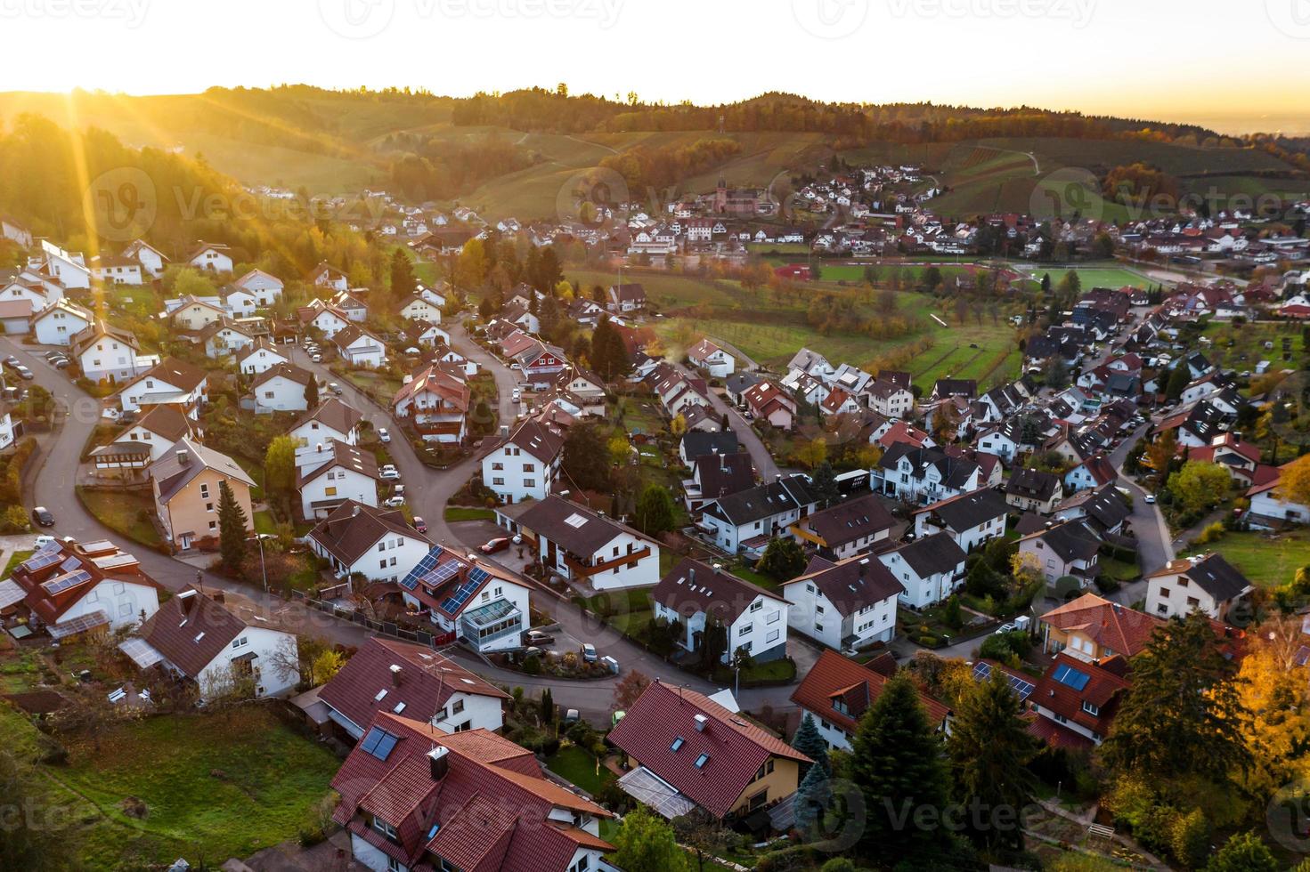 luchtfoto van kappelrodeck in de bergen van het zwarte woud, duitsland foto