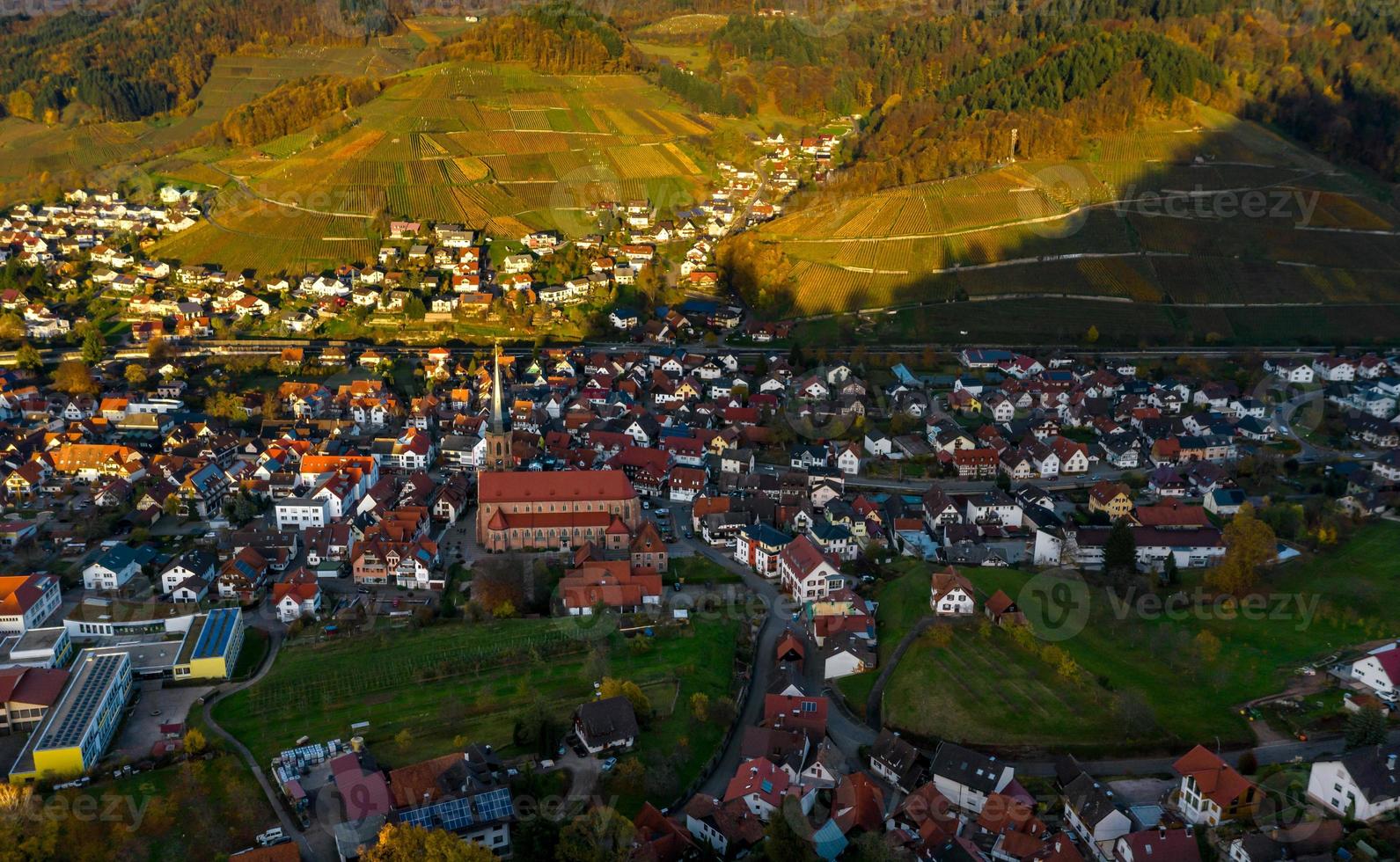 luchtfoto van kappelrodeck in de bergen van het zwarte woud, duitsland foto