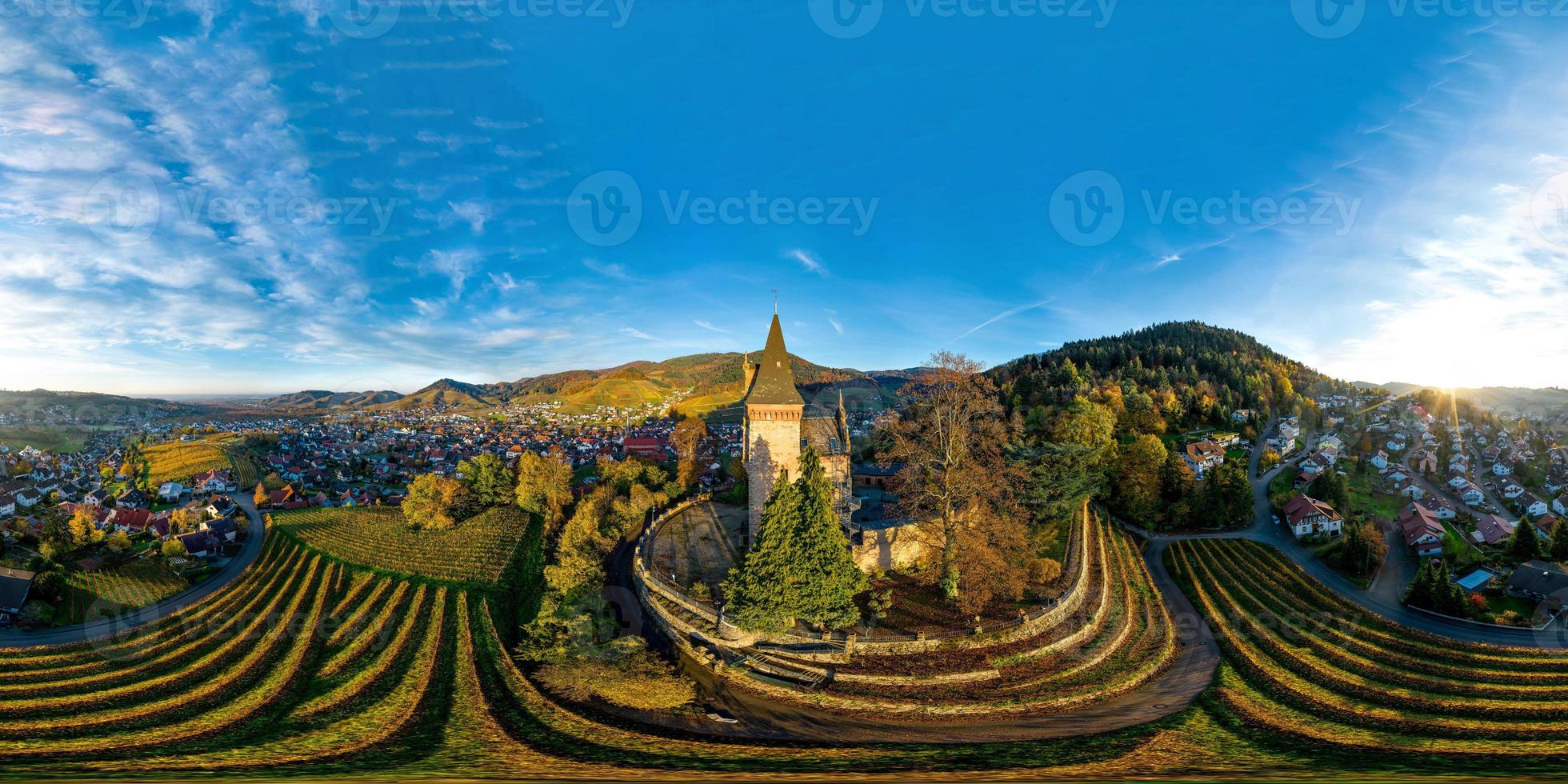 luchtfoto van kappelrodeck in de bergen van het zwarte woud, duitsland foto