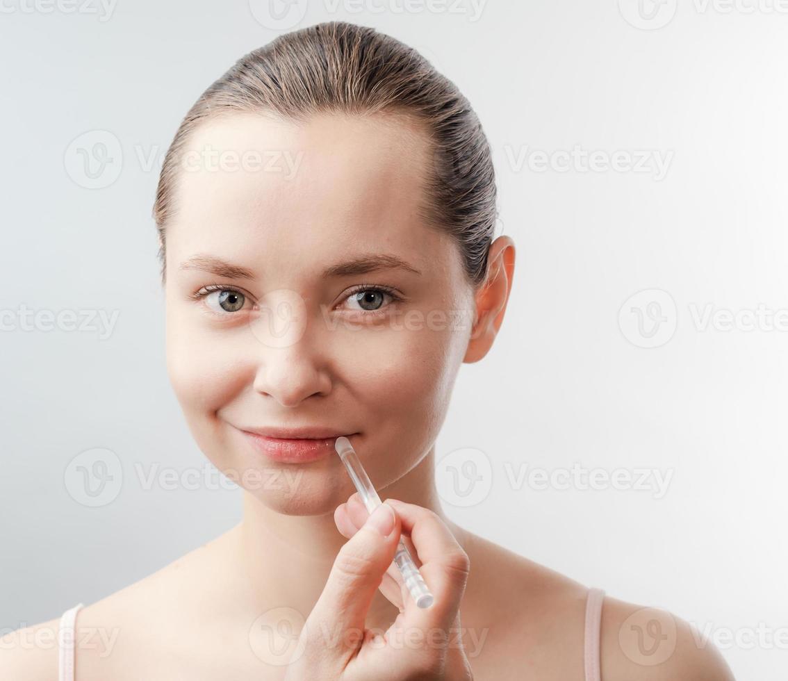 schoonheidsspecialiste behandelt lippen, gezichtsbehandeling foto