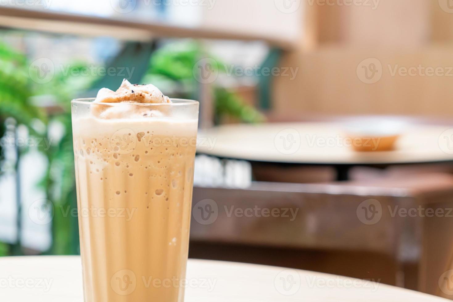 espressokoffie gemengd op tafel in coffeeshopcafé en restaurant foto