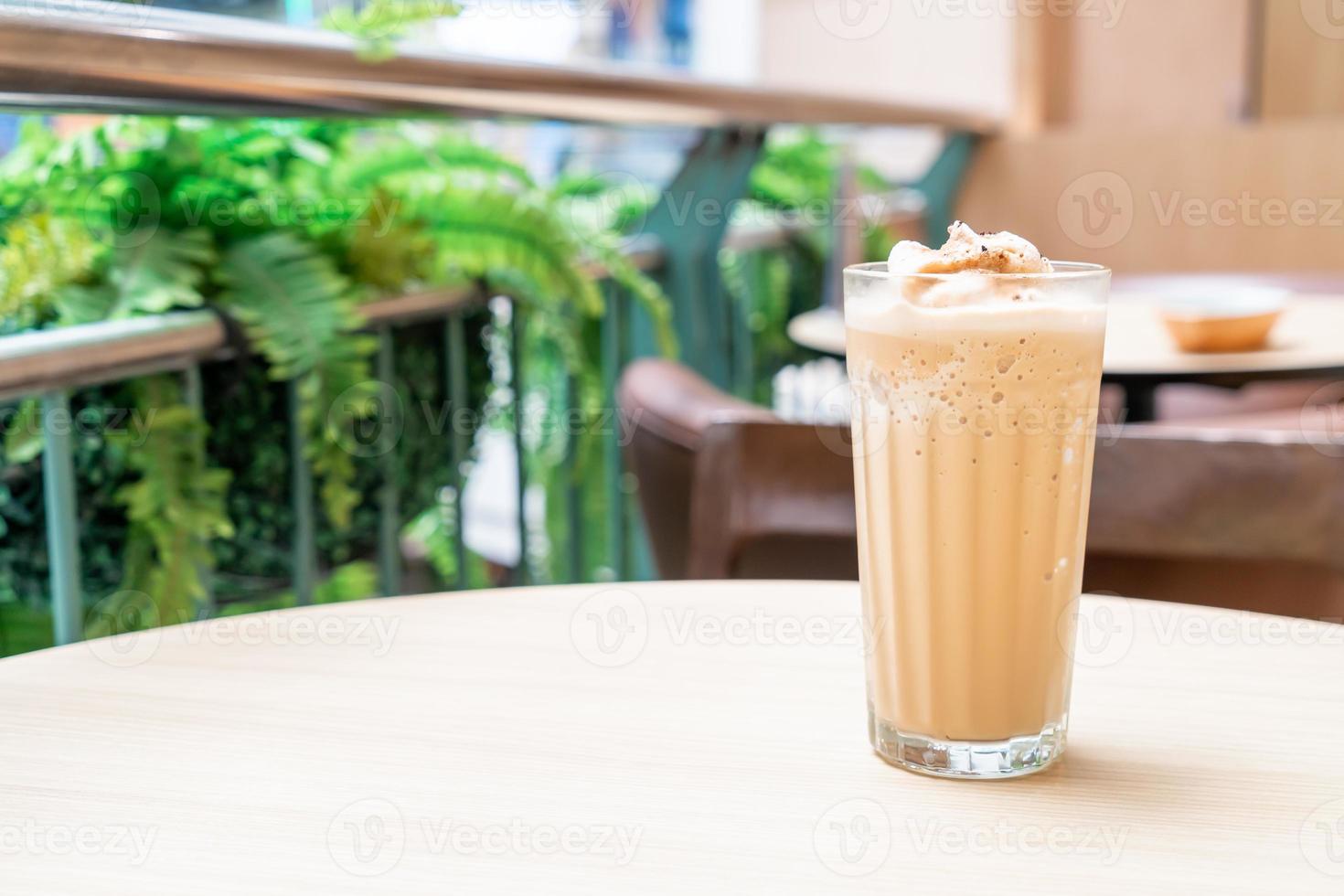 espressokoffie gemengd op tafel in coffeeshopcafé en restaurant foto