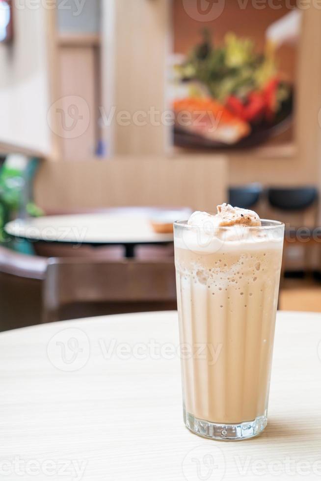 espressokoffie gemengd op tafel in coffeeshopcafé en restaurant foto