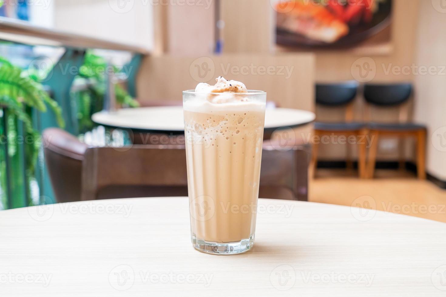 espressokoffie gemengd op tafel in coffeeshopcafé en restaurant foto
