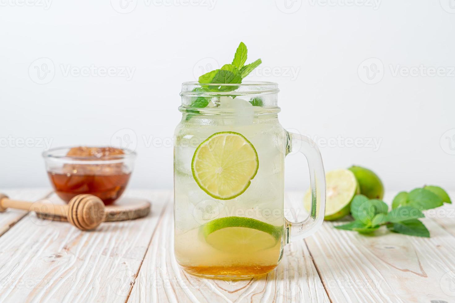 ijskoude honing en limoensoda met munt - verfrissend drankje foto