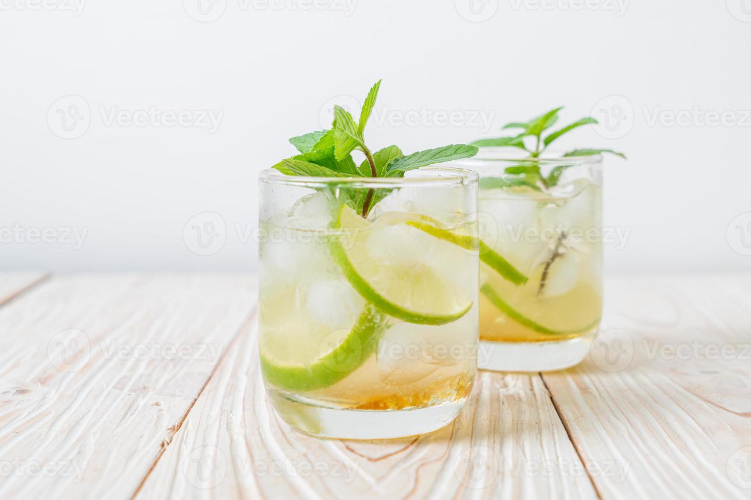 ijskoude honing en limoensoda met munt - verfrissend drankje foto