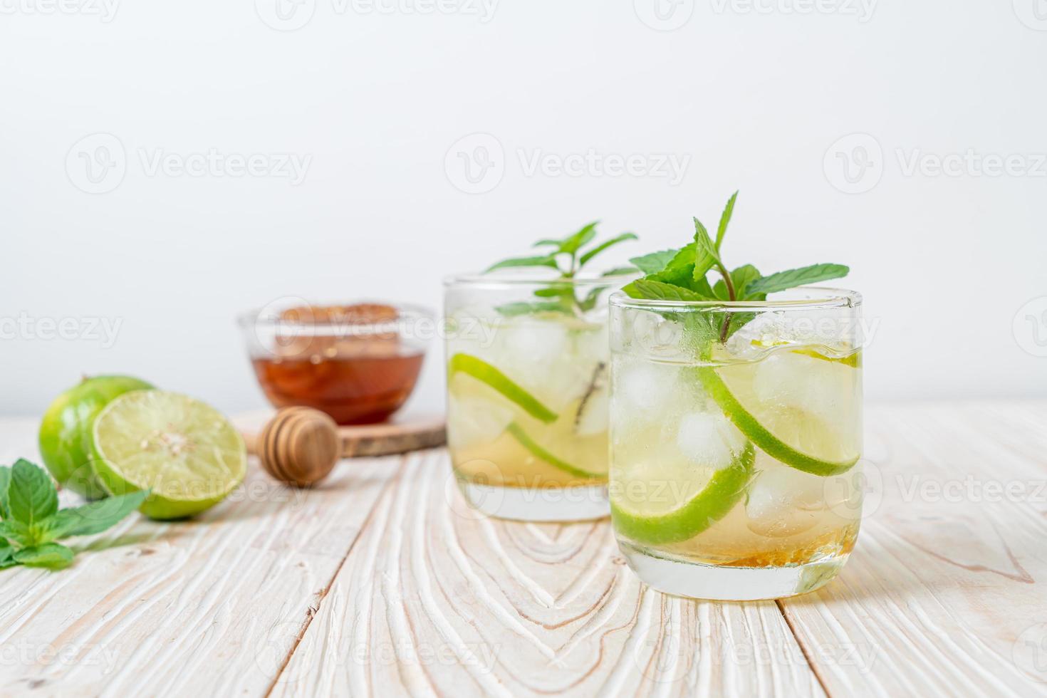 ijskoude honing en limoensoda met munt - verfrissend drankje foto