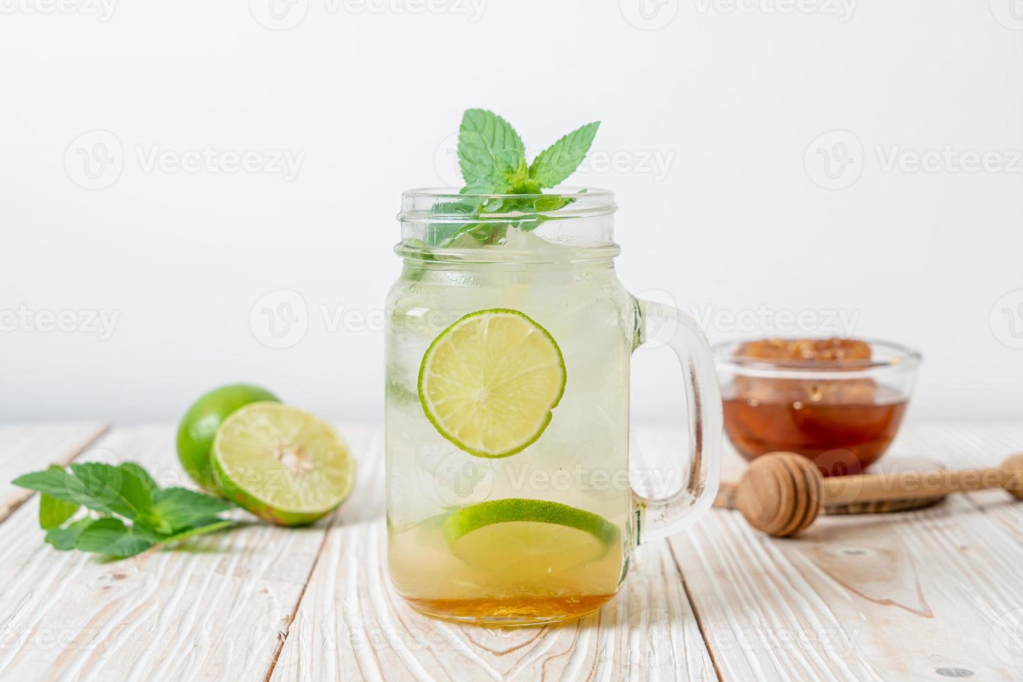 ijskoude honing en limoensoda met munt - verfrissend drankje foto