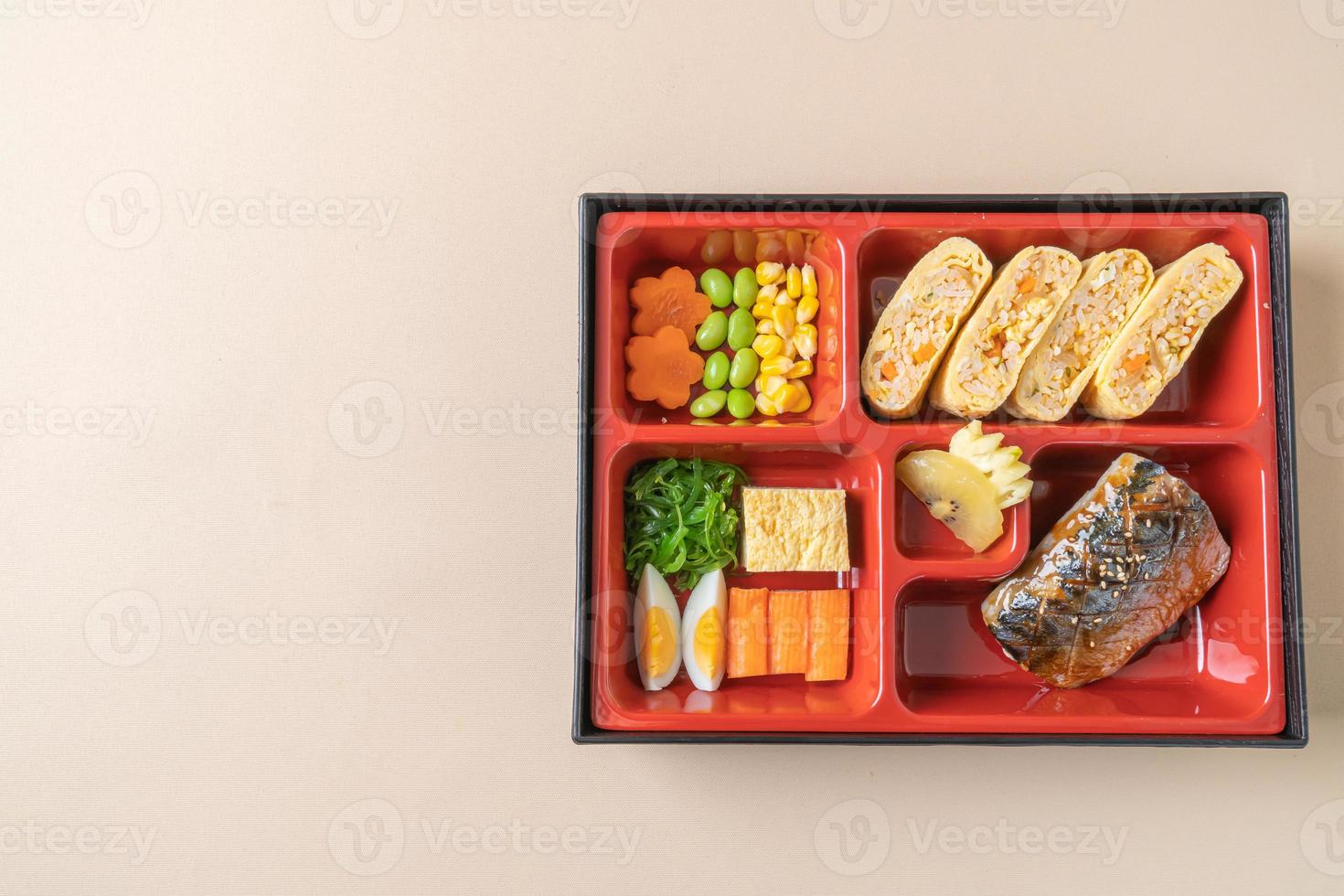 gegrilde makreel saba vis met voorgerecht in bento set - japans eten stijl foto