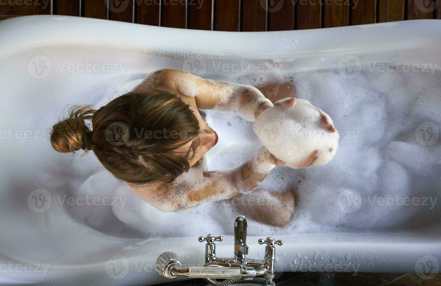 vrouw spelen met de schuim in een bad, van bovenstaand foto