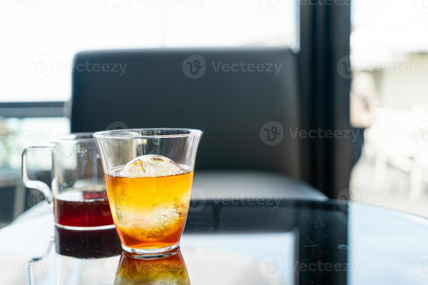 koude druppel arabica zwarte koffie in glas met ijsbal foto