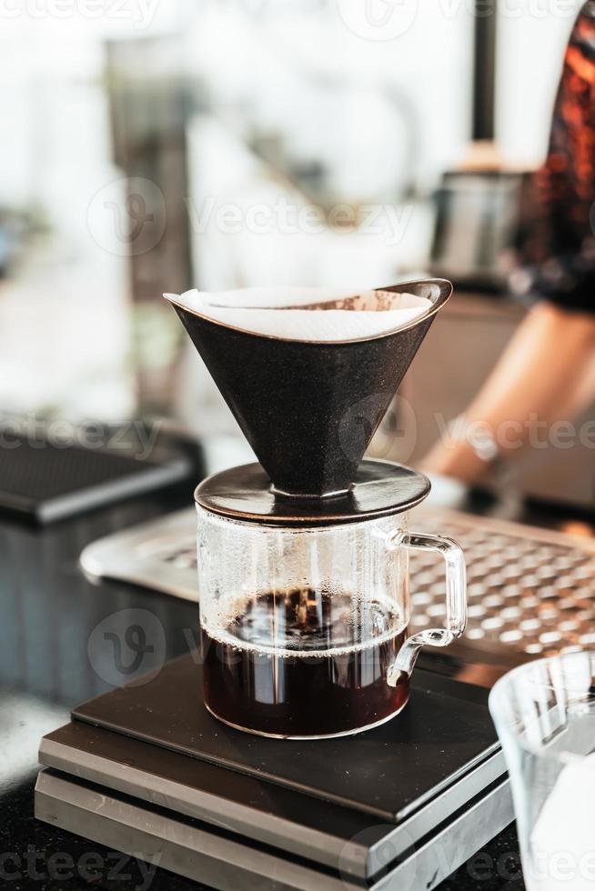 koude druppel arabica zwarte koffie in glas met ijsbal foto