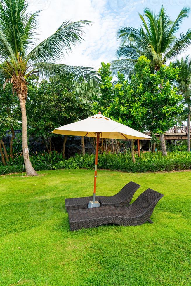 lege strandstoel met parasol rond zwembad foto