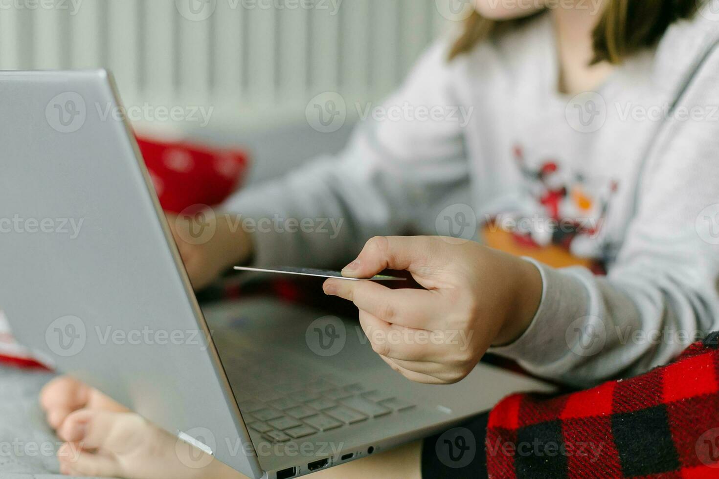 vrouw koper maken bestellen Aan laptop. Kerstmis boodschappen doen online, verkoop en kortingen promoties foto