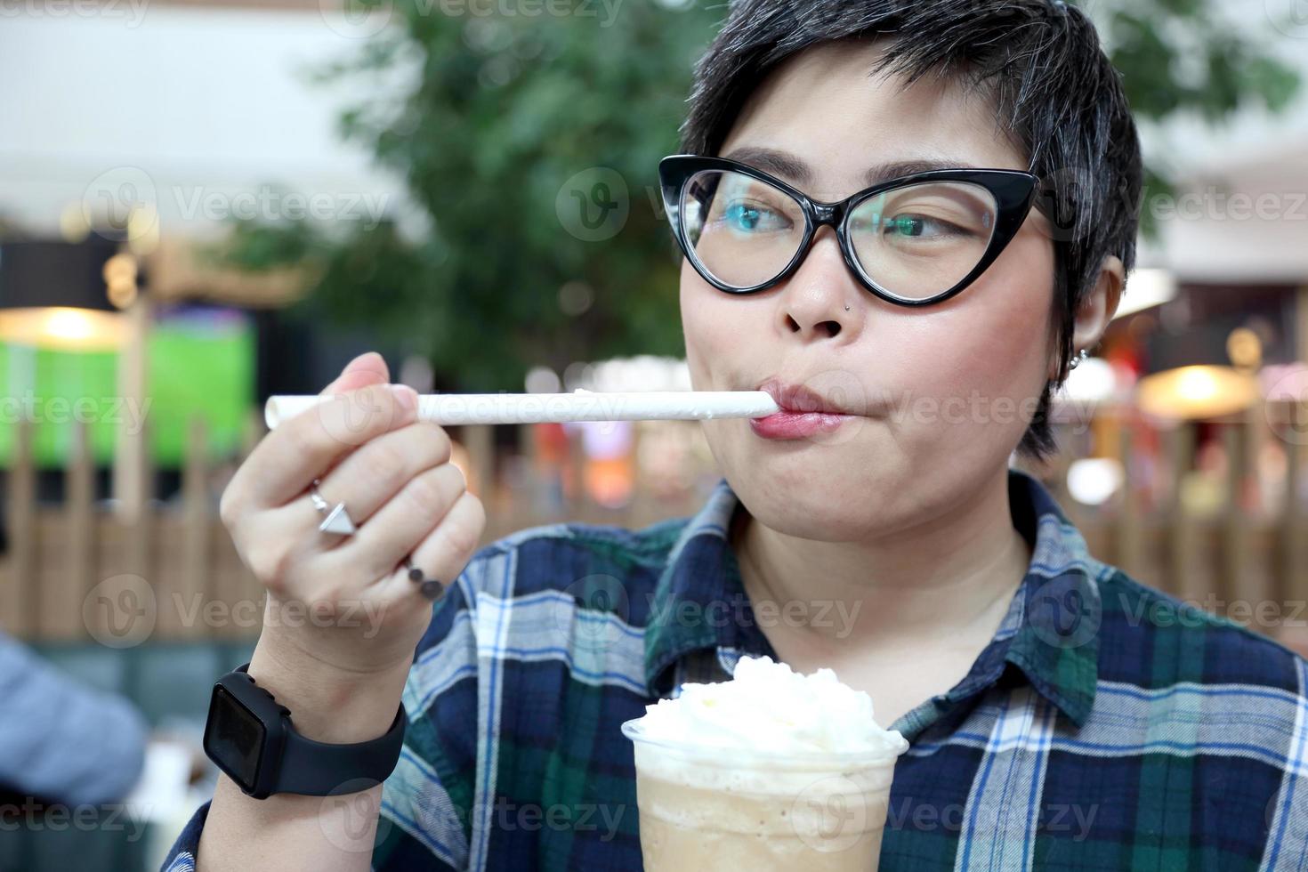 vrouw die koffie eet foto