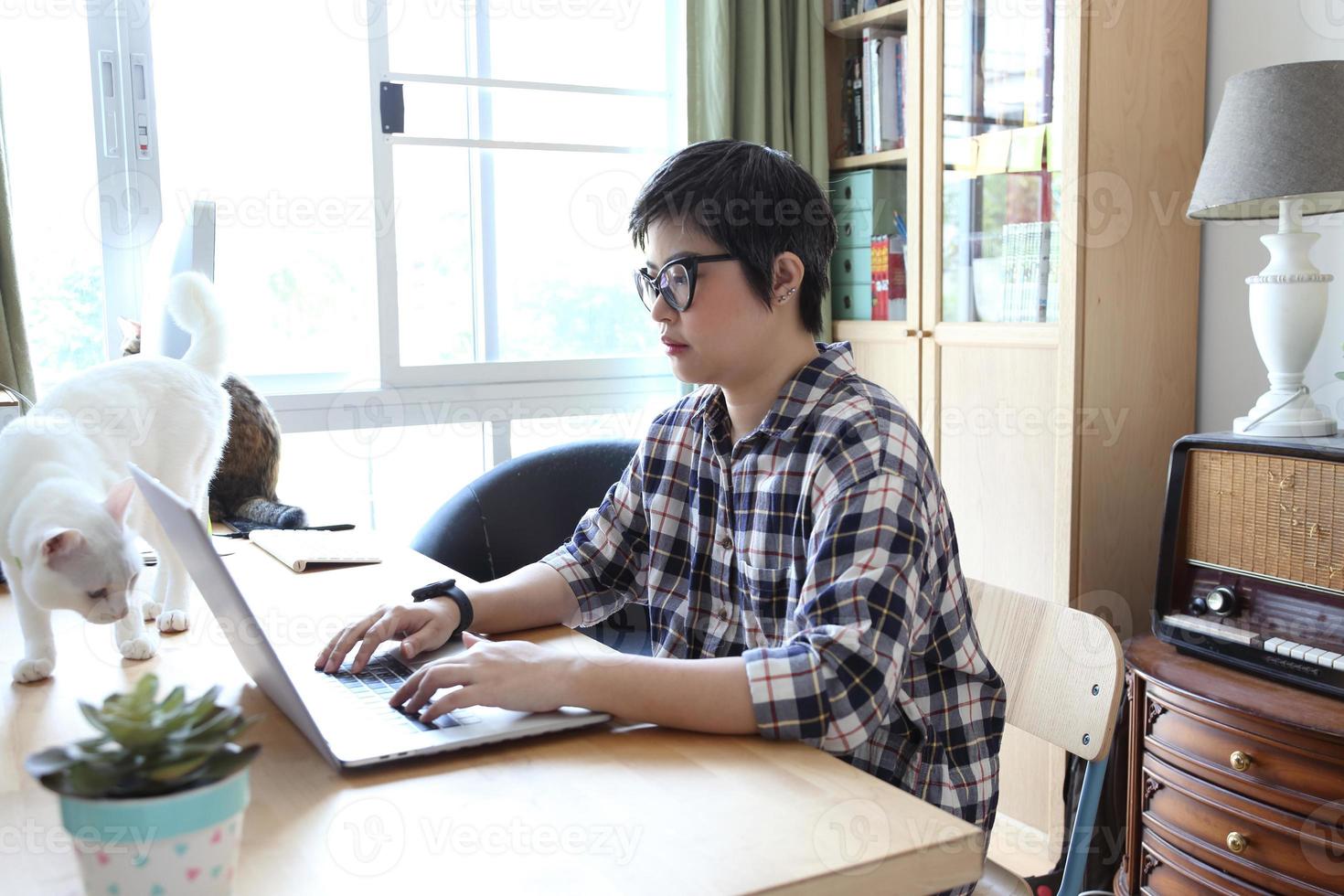 Aziatische vrouw aan het werk foto