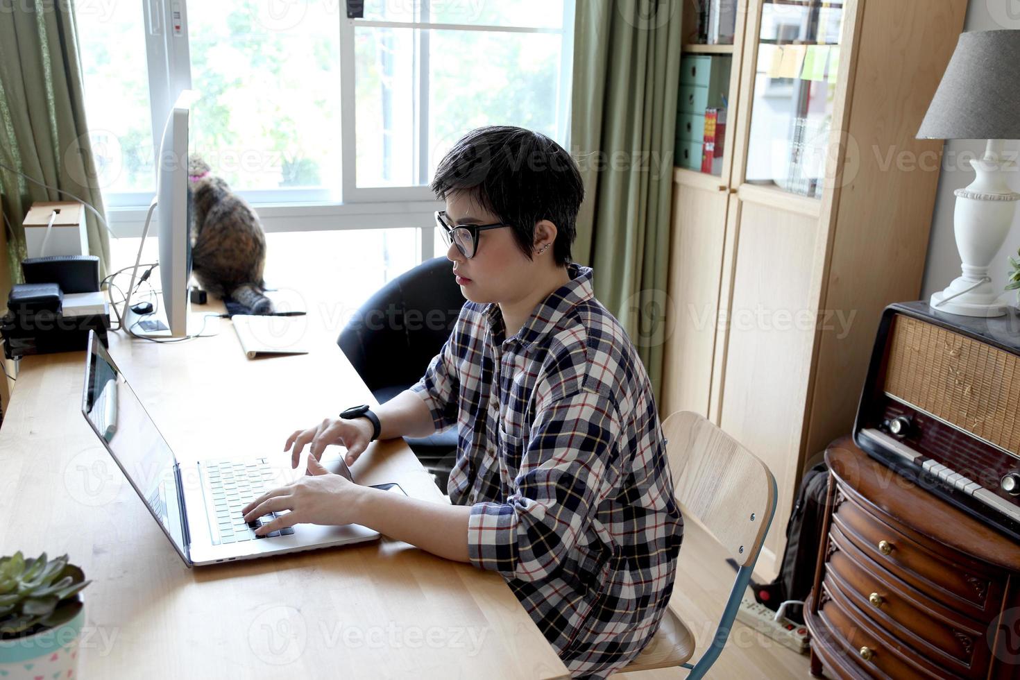 Aziatische vrouw aan het werk foto