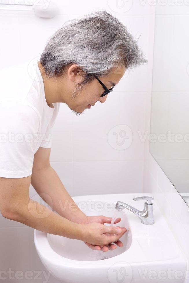 handen wassen in wastafel foto