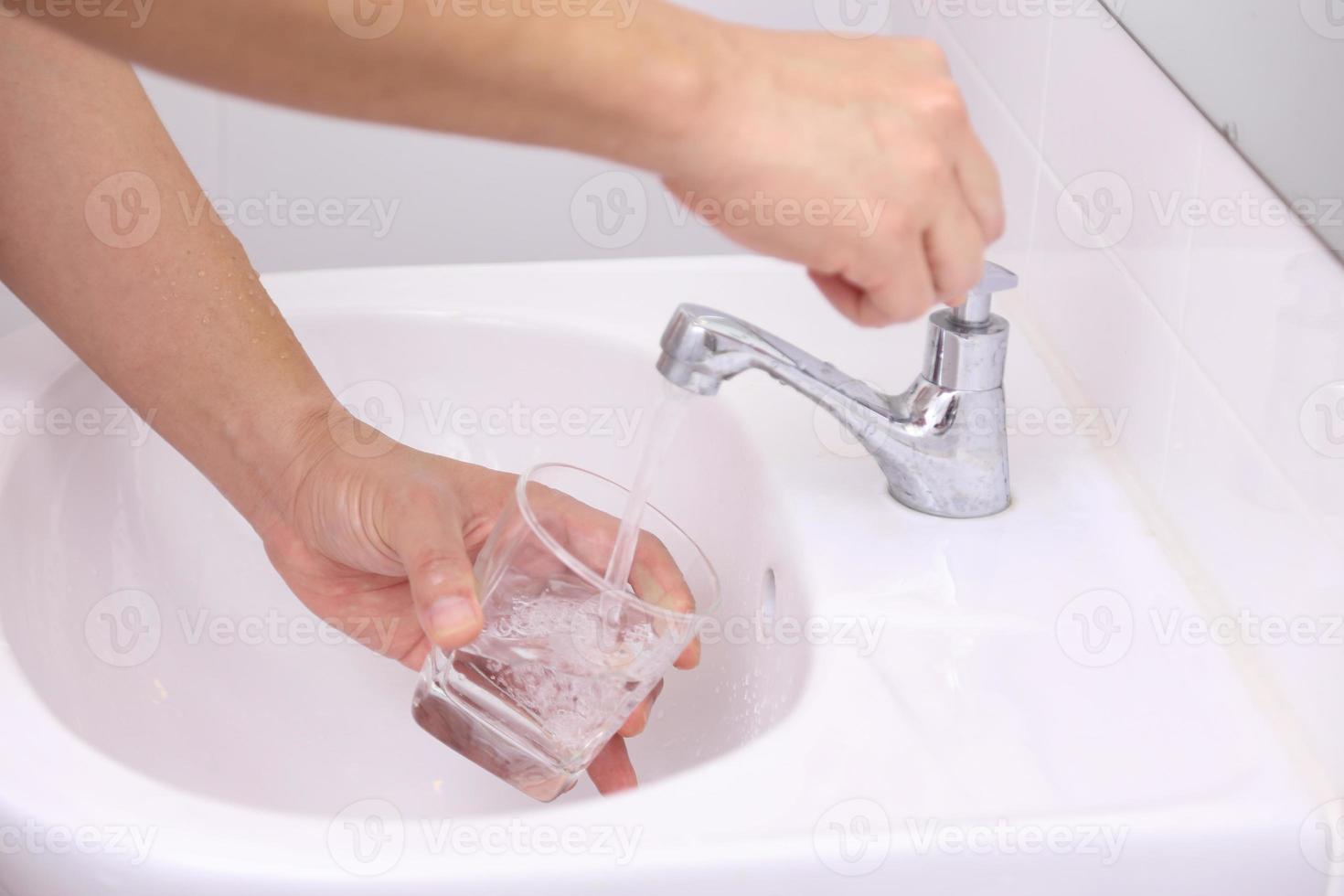 handen wassen in wastafel foto