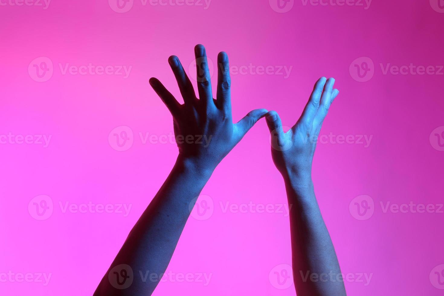 handen in levendig licht foto