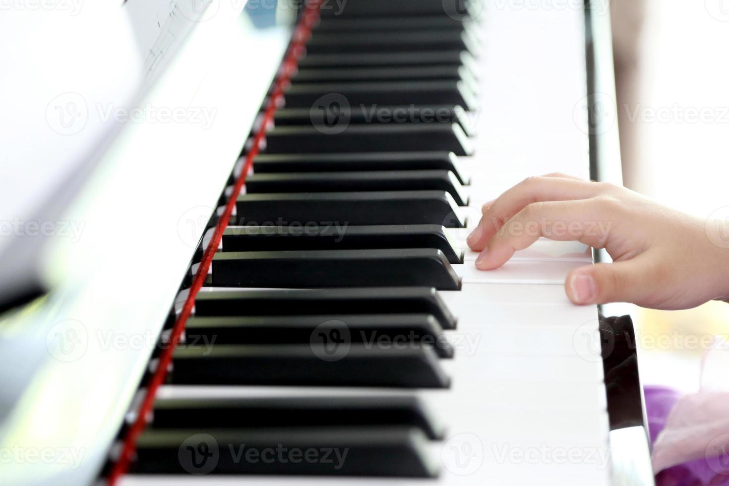 meisje piano spelen foto