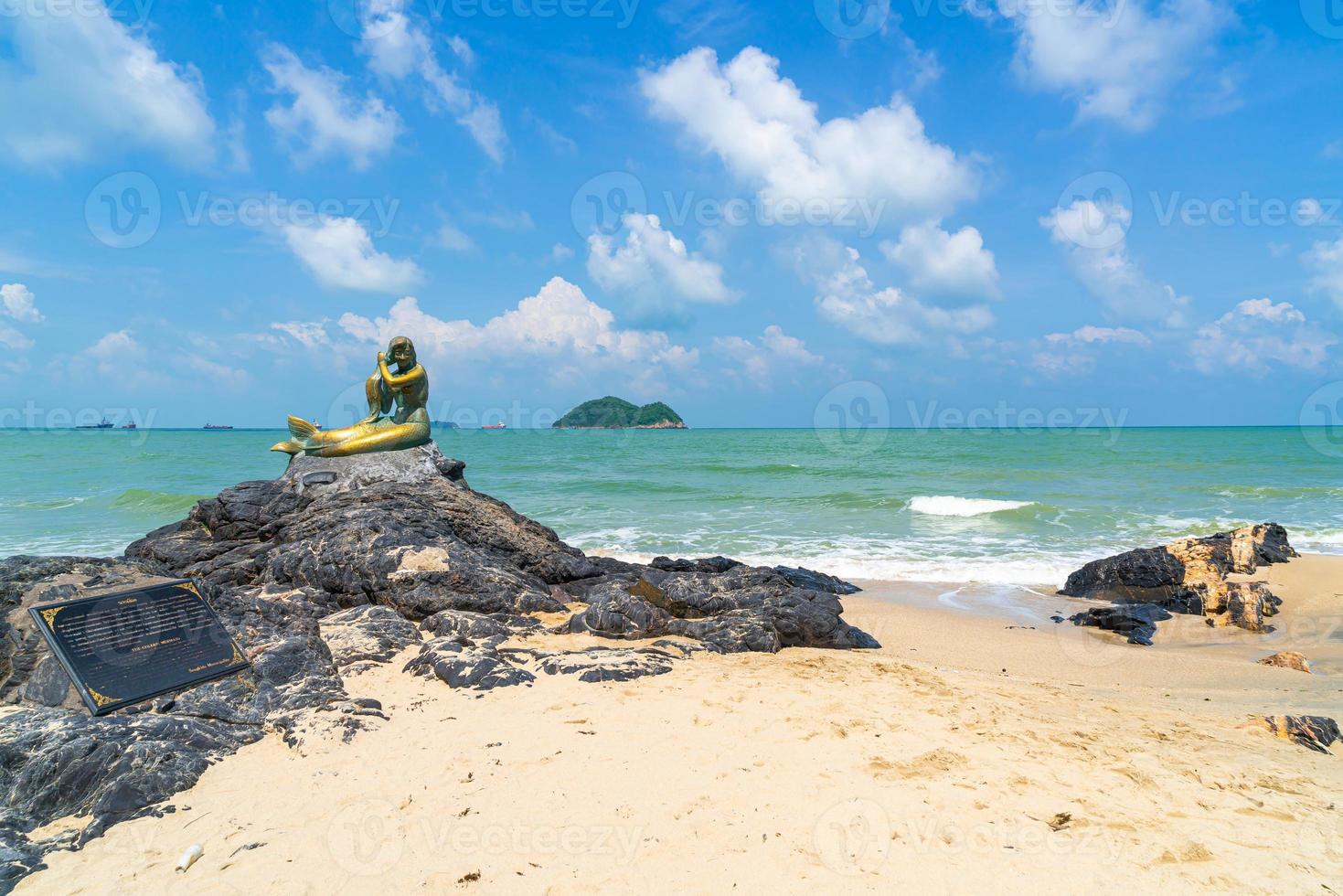gouden zeemeerminstandbeelden op het strand van Samila. mijlpaal van songkla in thailand. foto