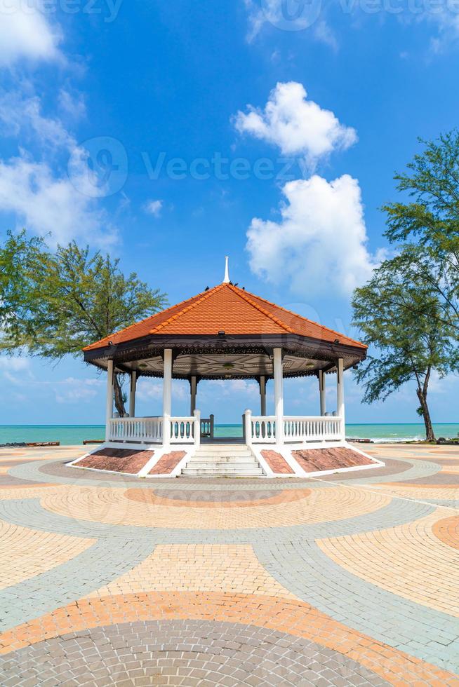 paviljoen met zee strand achtergrond in songkla, thailand foto