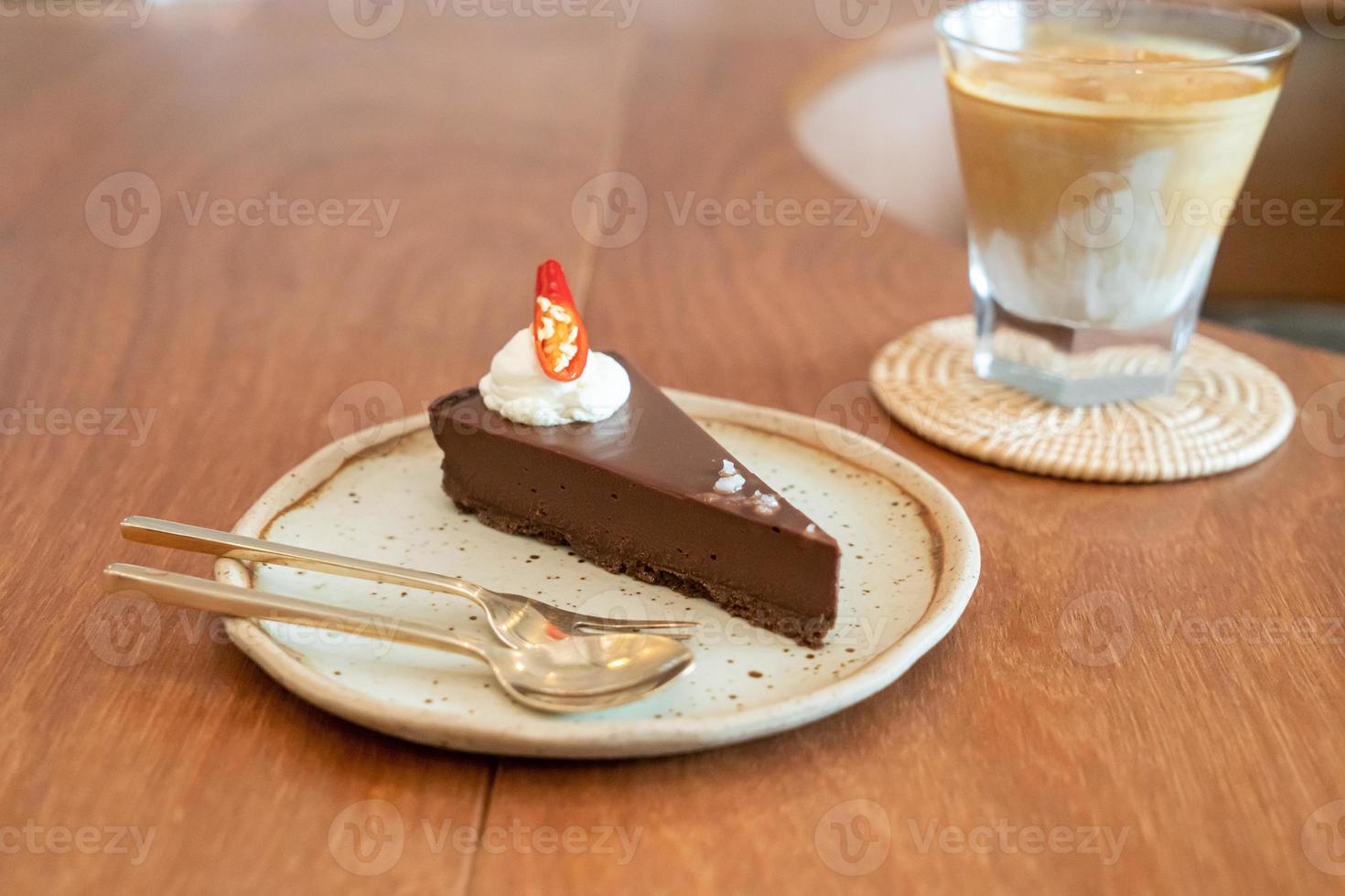 zoute chili-chocoladetaart op bord in café-restaurant foto