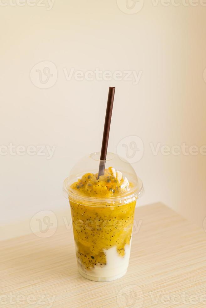 verse passievruchten smoothies met yoghurt in glas foto