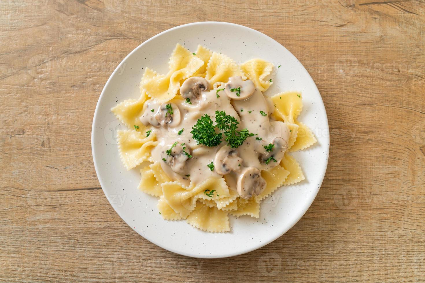 farfalle pasta met champignon witte roomsaus - italiaans eten stijl foto