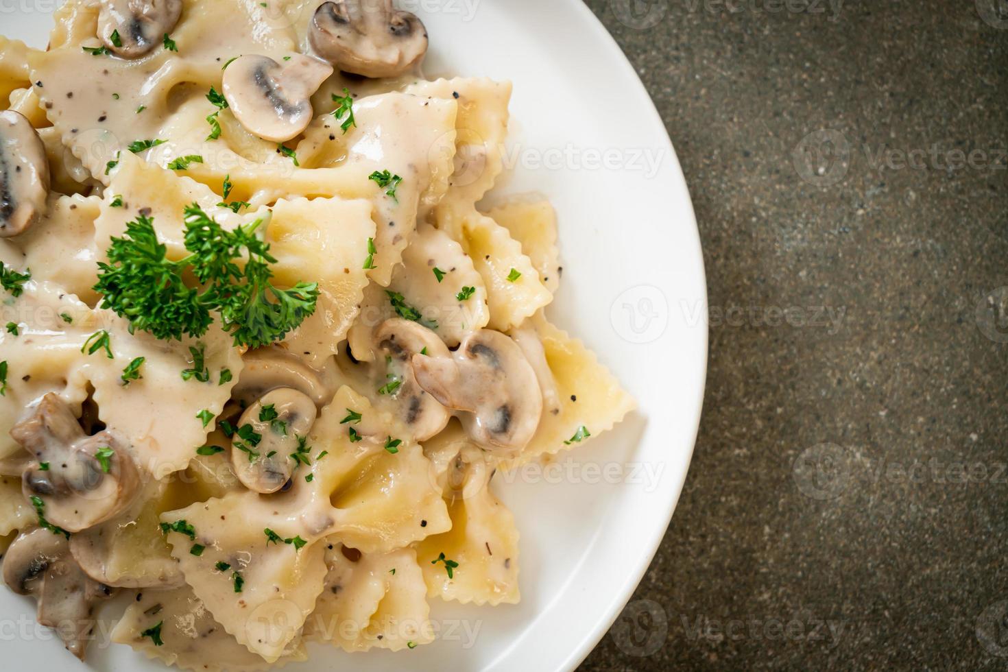 farfalle pasta met champignon witte roomsaus - italiaans eten stijl foto