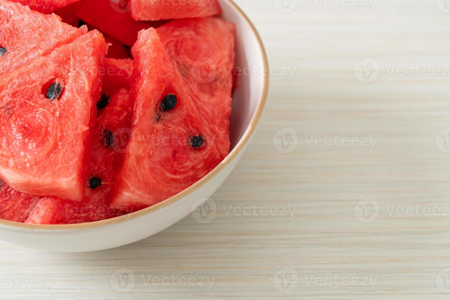 verse watermeloen gesneden in witte kom foto