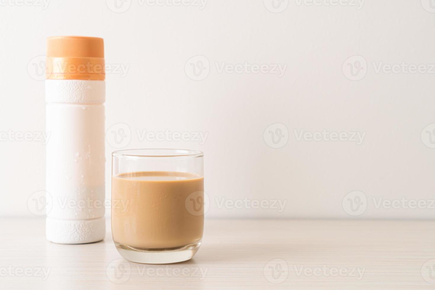 koffie latte glas met kant-en-klare koffieflessen op tafel foto