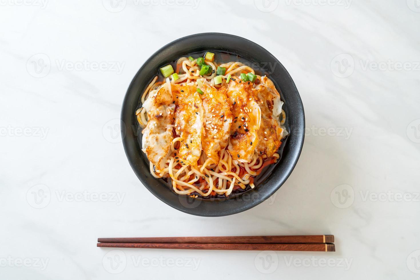 ramen noedels met gyoza of varkensvlees dumplings - Aziatische voedselstijl foto