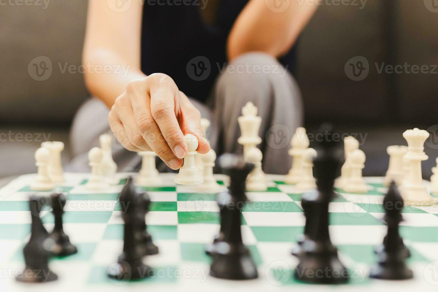 vrouw spelen schaak bord spel Bij huis. foto